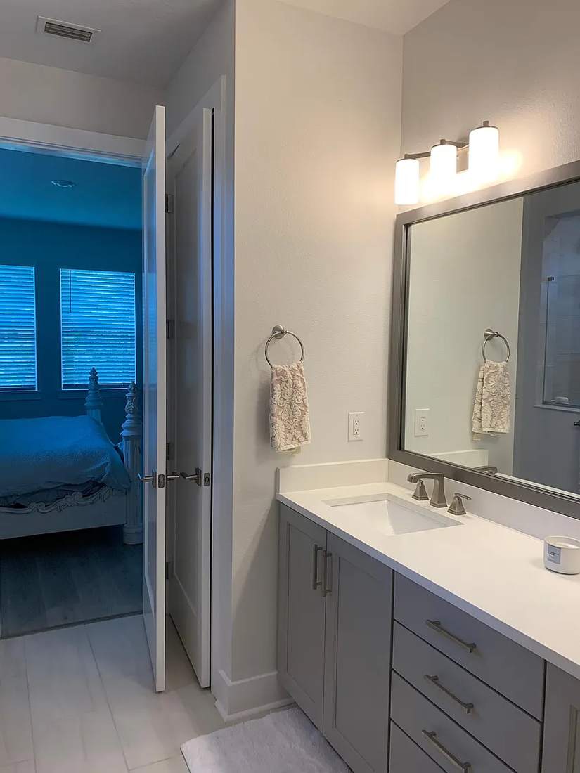 Full bathroom 1